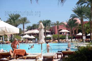 Schön angelegte Pool-Landschaft, hohe Palmen und Badeinseln in einem der größten Resorts, dem Grand Resort in Hurghada, Rotes Meer, beim Ägypten Urlaub im Sommer 2011.