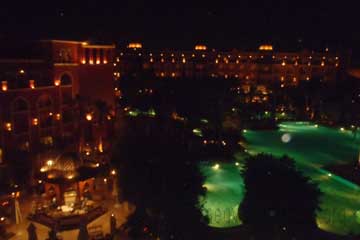 Ein Resort in Hurghada. Blick von oben auf den abends beleuchteten Pool von dem es gleich mehrere in der weitläufigen Anlage gibt.