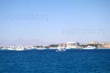 Ansicht von der Küste von Hurghada am Roten Meer bei einer Tauchfahrt an ein Riff.