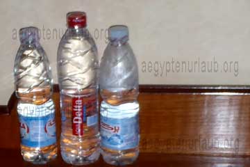 Trinkwasser in Flaschen in unserem Hotel beim Ägypten Urlaub in Hurghada.