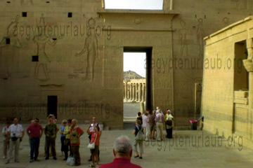 Im Philae Tempel in Assuan auf der Insel Ggilkia bei der Nilkreuzfahrt.