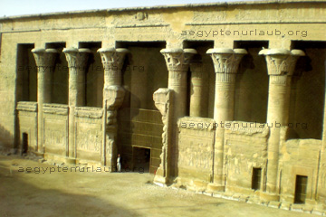 Das ist der Chnum Tempel in Esna bei einer Nilkreuzfahrt.