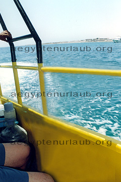 An Deck auf dem Glasbodenboot in Ägypten am Roten Meer