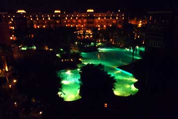 Aussicht von unserem Hotelzimmer auf den beleuchteten Swimmingpool bei Nacht in der Hotelanlage in der wir beim Ägypten Urlaub 2011 übernachtet haben.