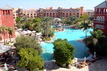 Eine der beiden großen Poollandschaften im Grand Resort in Hurghada am Roten Meer beim Ägypten Urlaub.