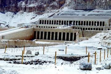 Ausgrabungsfeld am Totentempel der Königin Hatschepsut in Ägypten.