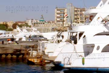 Yachthafen und Anlegestelle für den Schnorchel- und Tauchausflug in Hurghada beim Ägypten Urlaub im Sommer 2011.