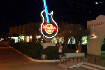 Vor dem Hard Rock Cafe in Hurghada am Roten Meer mit der beleuchteten E-Gitarre.