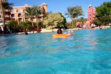 In einer Hotelanlage in dem Badeort Hurghada am Roten Meer.