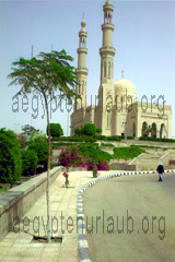 Moschee von Assuan, schaue aber gleich mal nach wo ich das Bild der Moschee in Hurghada habe.
