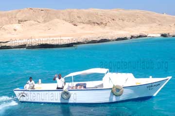 Kleines Ausflugsboot, beim Ägypten Urlaub.