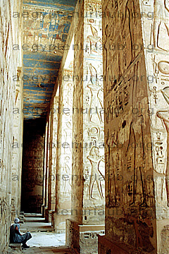 Riesige Säulen und Wandmalereien am Medinet Habu Tempel