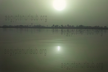Sonnenaufgang auf dem Nil in Ägypten
