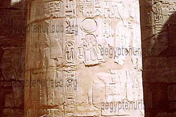 Säulenrelief einer ägyptischen Papyrussäule