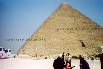 Touristen vor einer Pyramide bei der Besichtigung beim Ägypten Urlaub.