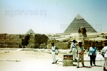 Touristen bei der Besichtigung der Sphinxs und den Pyramiden von Gizeh beim Ägypten Urlaub.