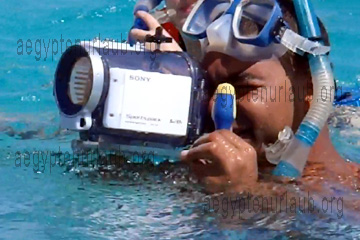 Unterwasserfilmkamera beim Tauchen im Roten Meer, beim Ägypten Urlaub.